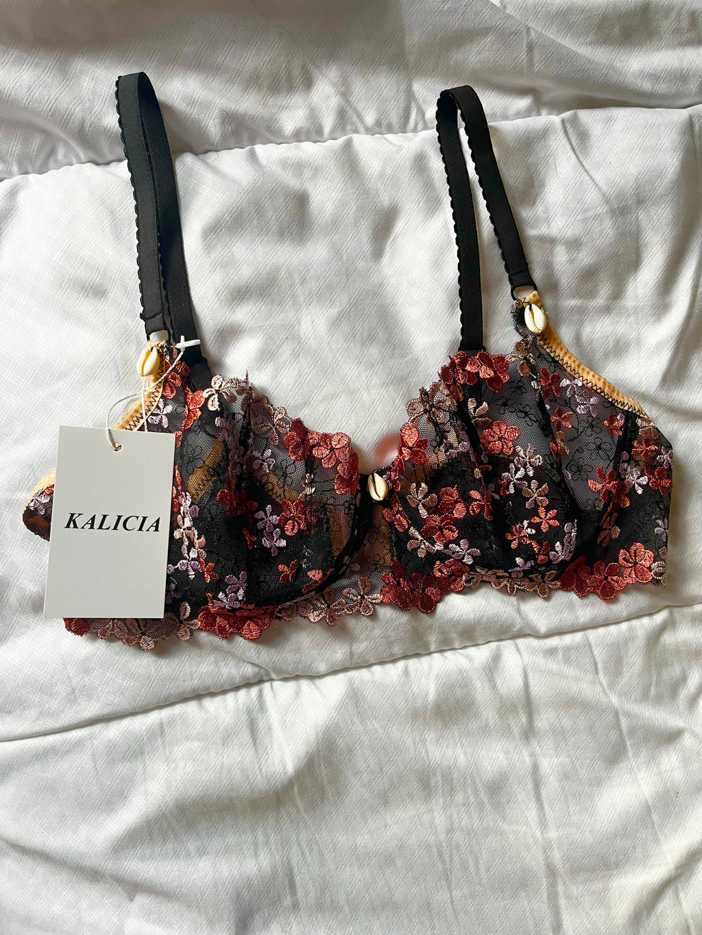 Soutien-gorge Asymétrique ( deux tailles de Bonnets ?