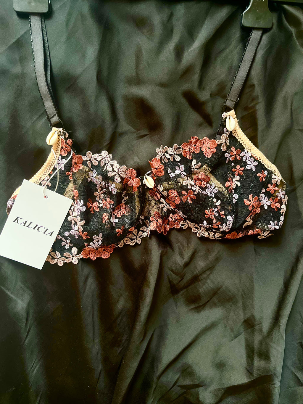 Soutien-gorge Asymétrique ( deux tailles de Bonnets ?