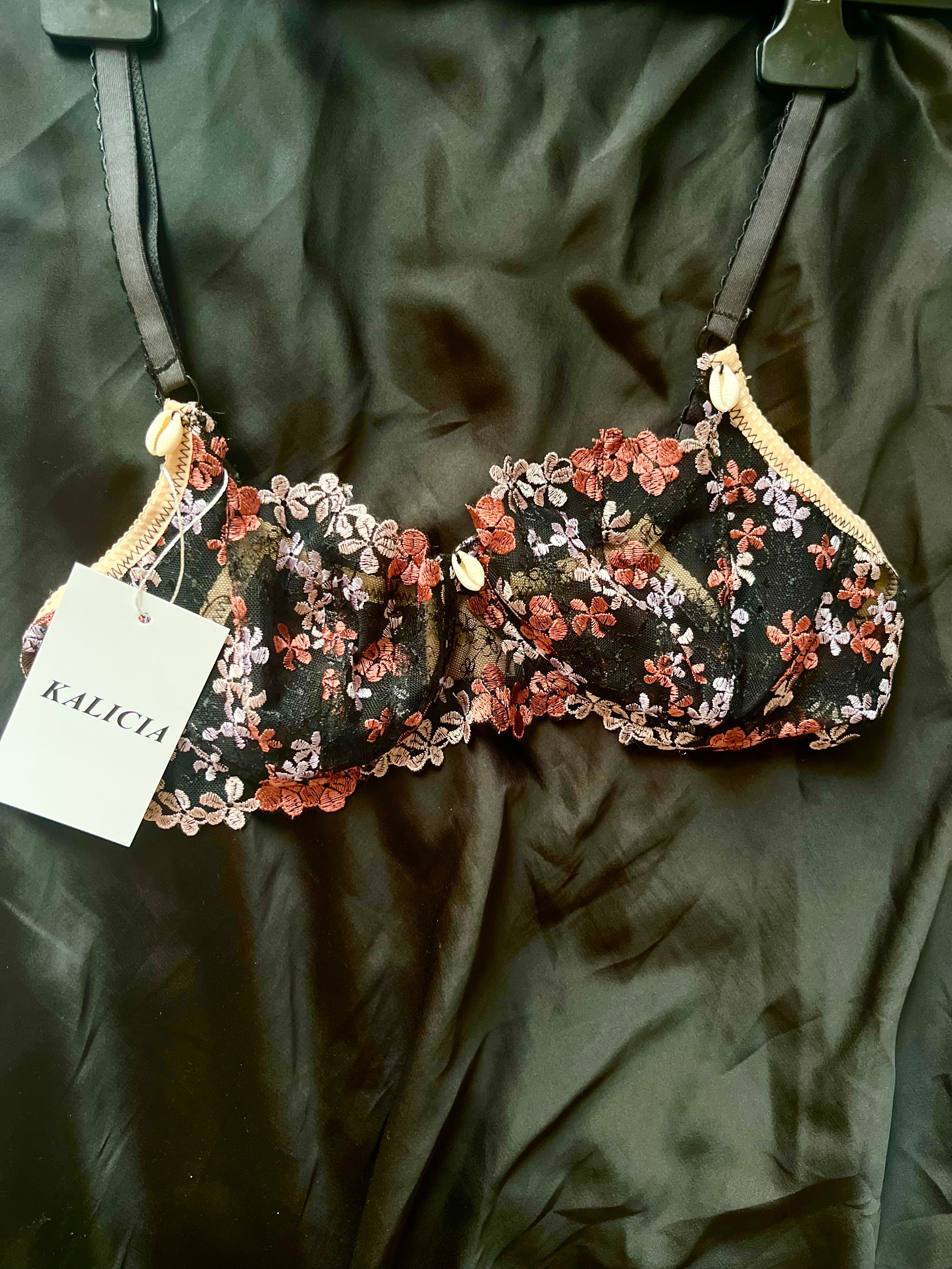 Soutien-gorge Asymétrique ( deux tailles de Bonnets ?